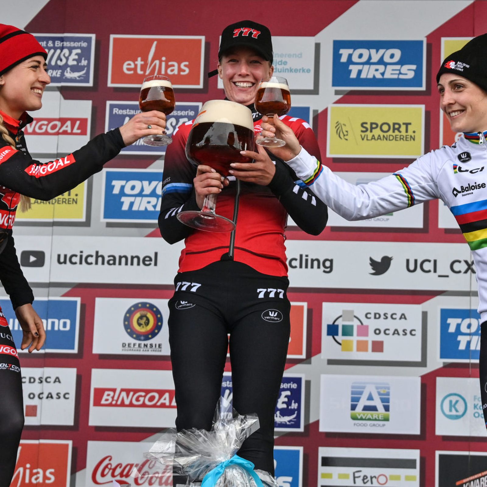 Po dirki v Koksijdeju so šle Denise Betsema, Annemarie Worst in Lucinda Brand na pivo