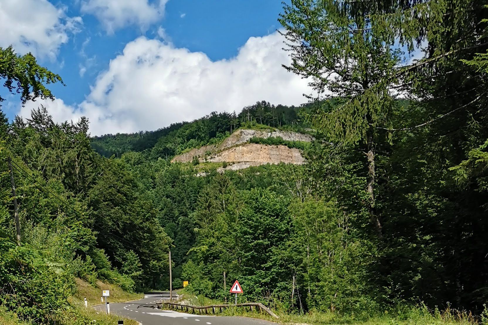 Že ob vznožju kolesarja pričaka grozeč prizor: visoko nad dolino v živo skalo speljana cesta.