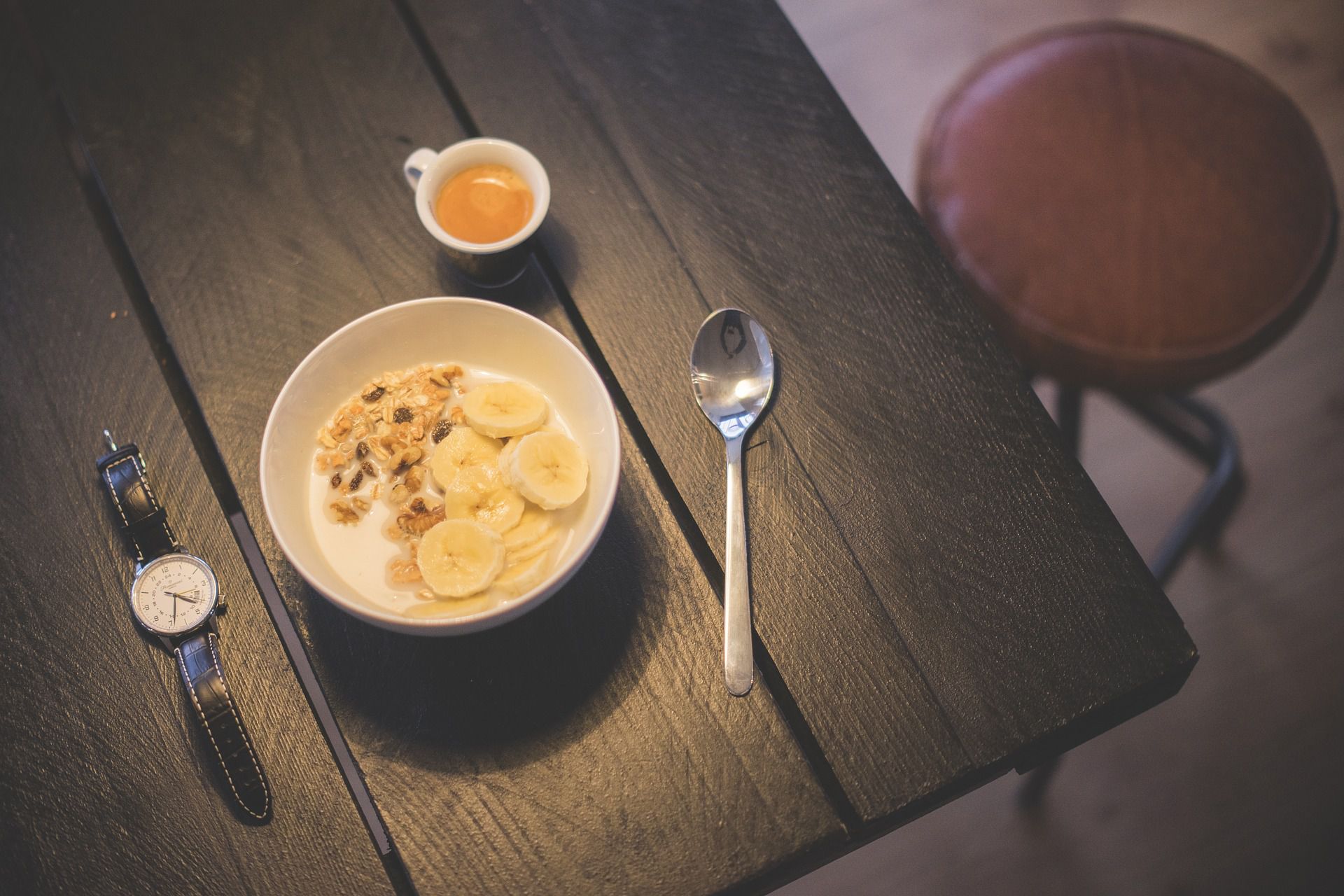 Odličen probiotični zajtrk: jogurt, banana in kosmiči
