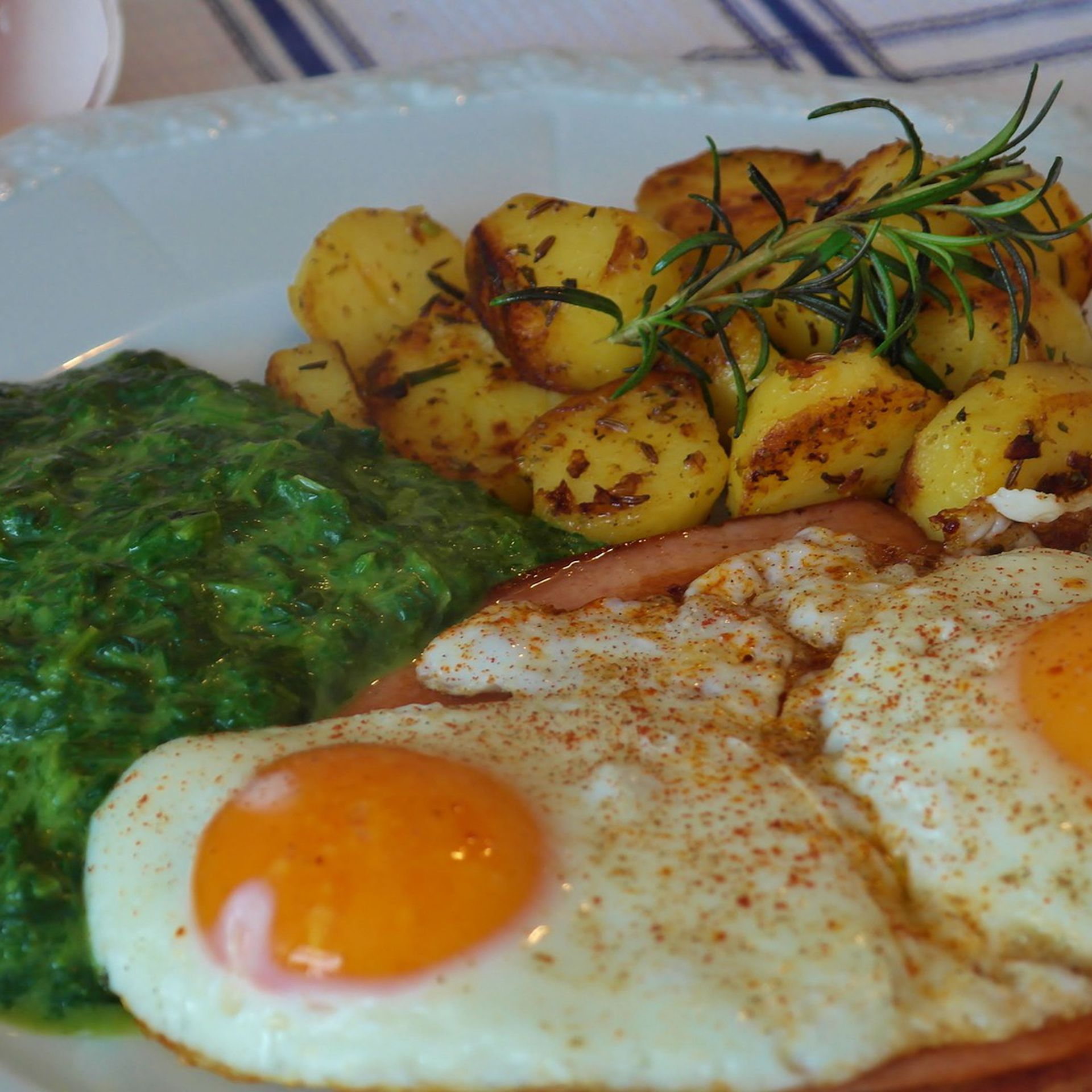 Z dvema jajcema in špinačo lahko pokrijemo polovico dnevnih potreb po magneziju. Športnik mora seveda dodati še kako jajce in dodatno žlico zelenjave.