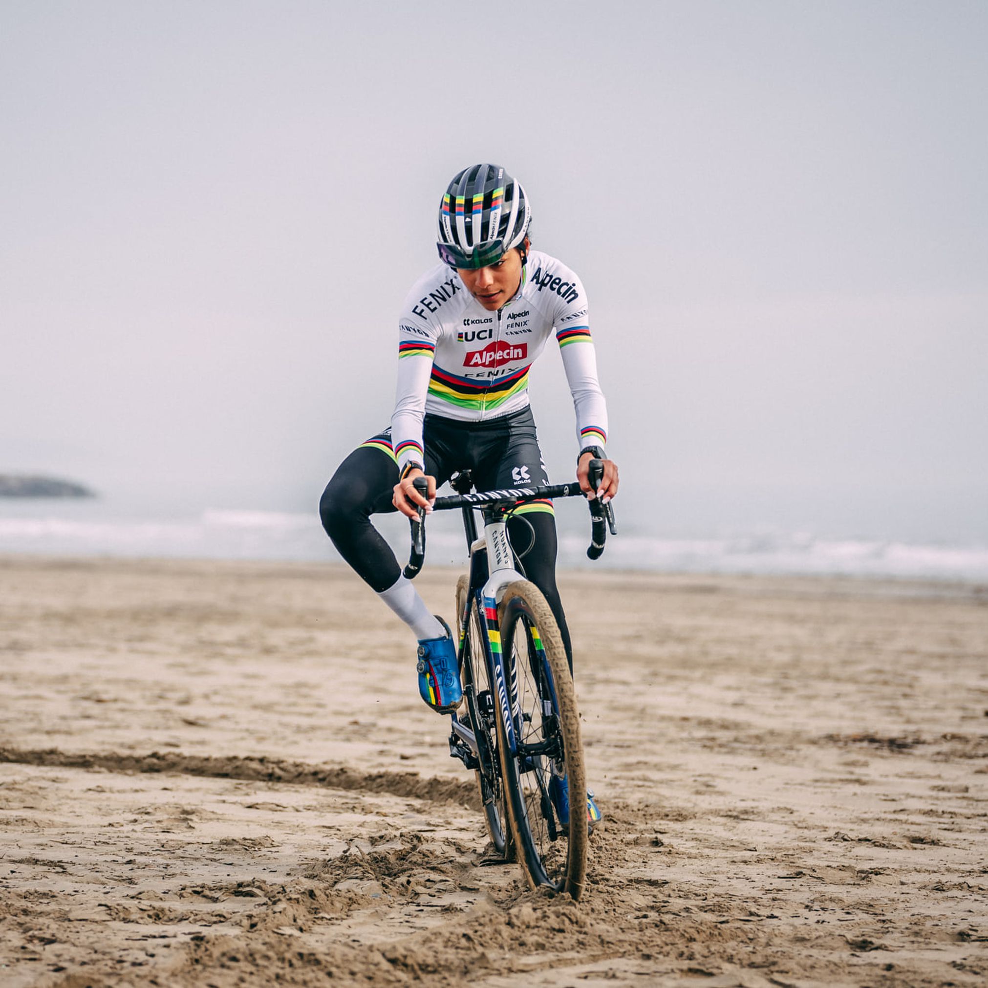 Ceylin del Carmen Alvarado med prvim treningom na plaži.