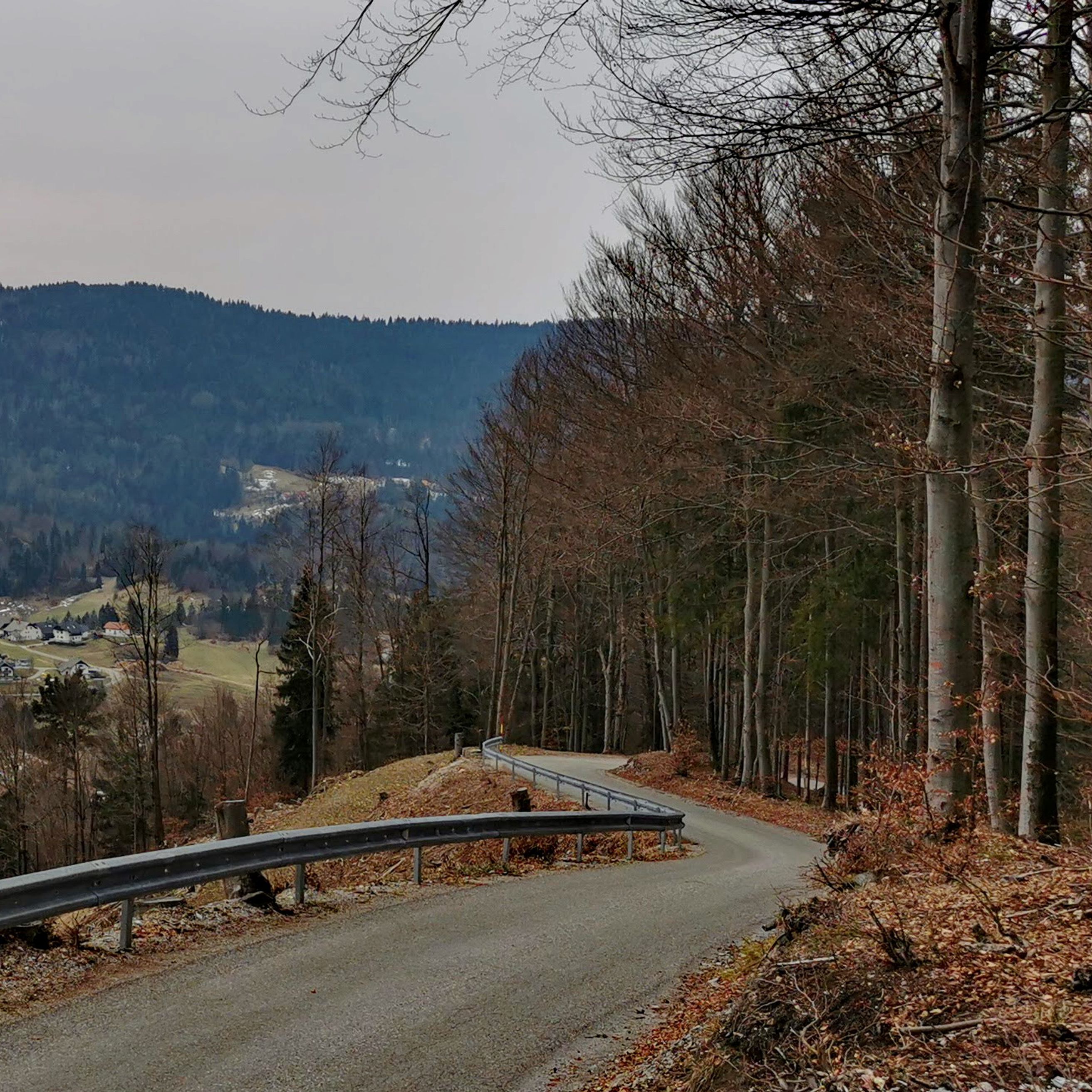 Predstavljajte si na tej fotografiji še kolesarko ali kolesarja, ki drvita v dolino ...