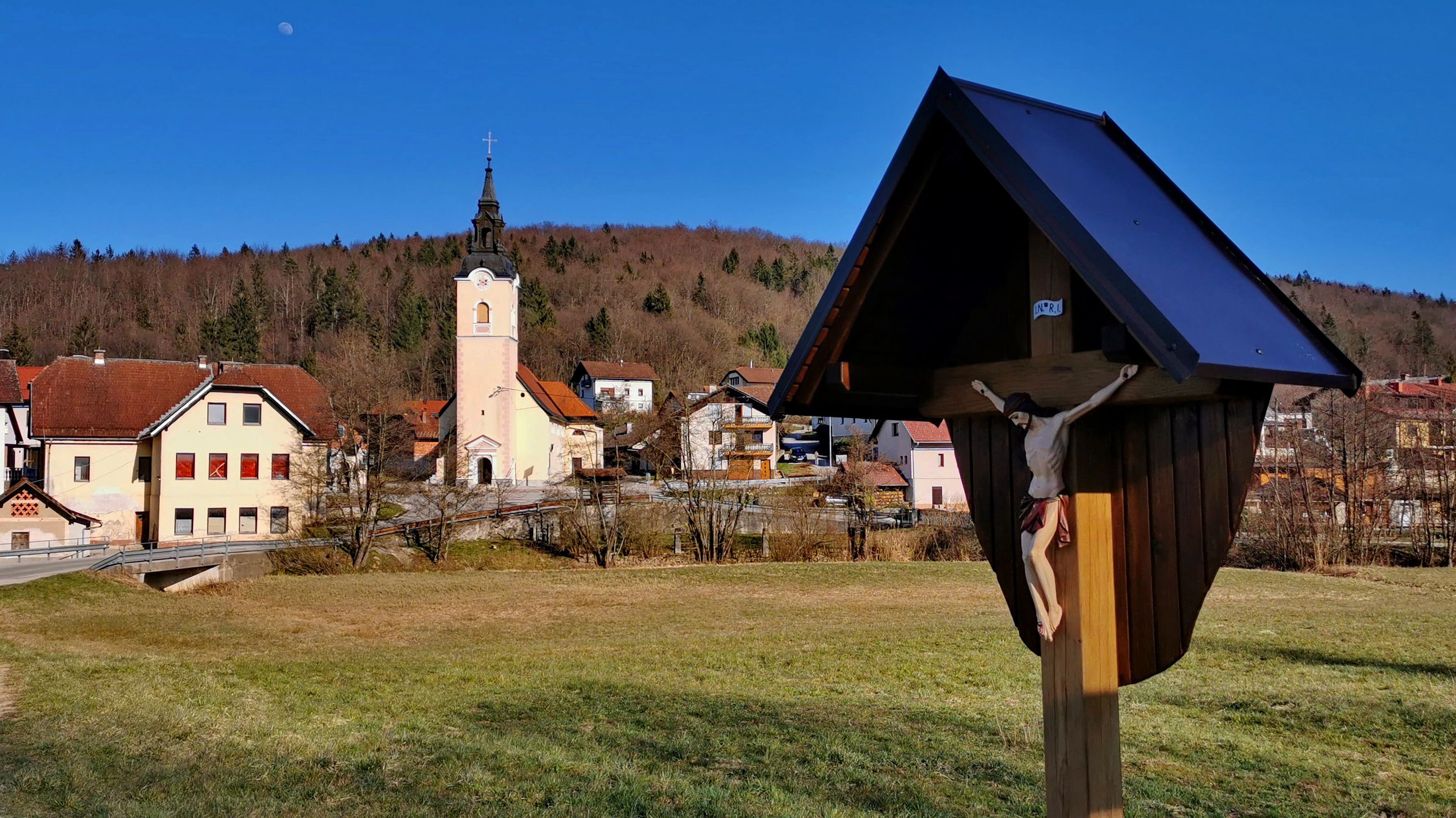 Križani pred cerkvijo sv. Jurija v Šent Juriju.