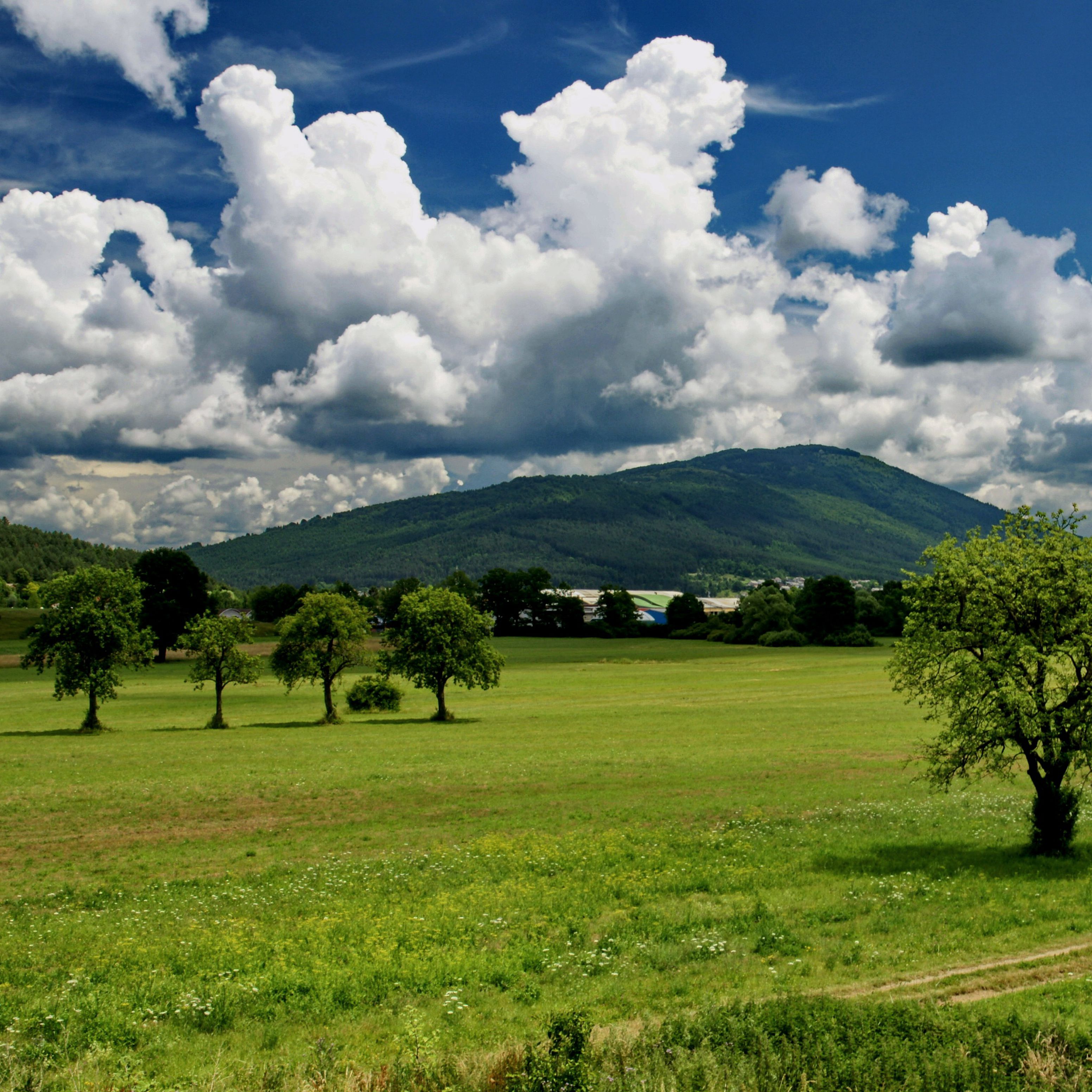 Fotografija sicer res prikazuje Slivnico, a je simbolična. Tisti dan je bilo od vlage ozračje sivo.
