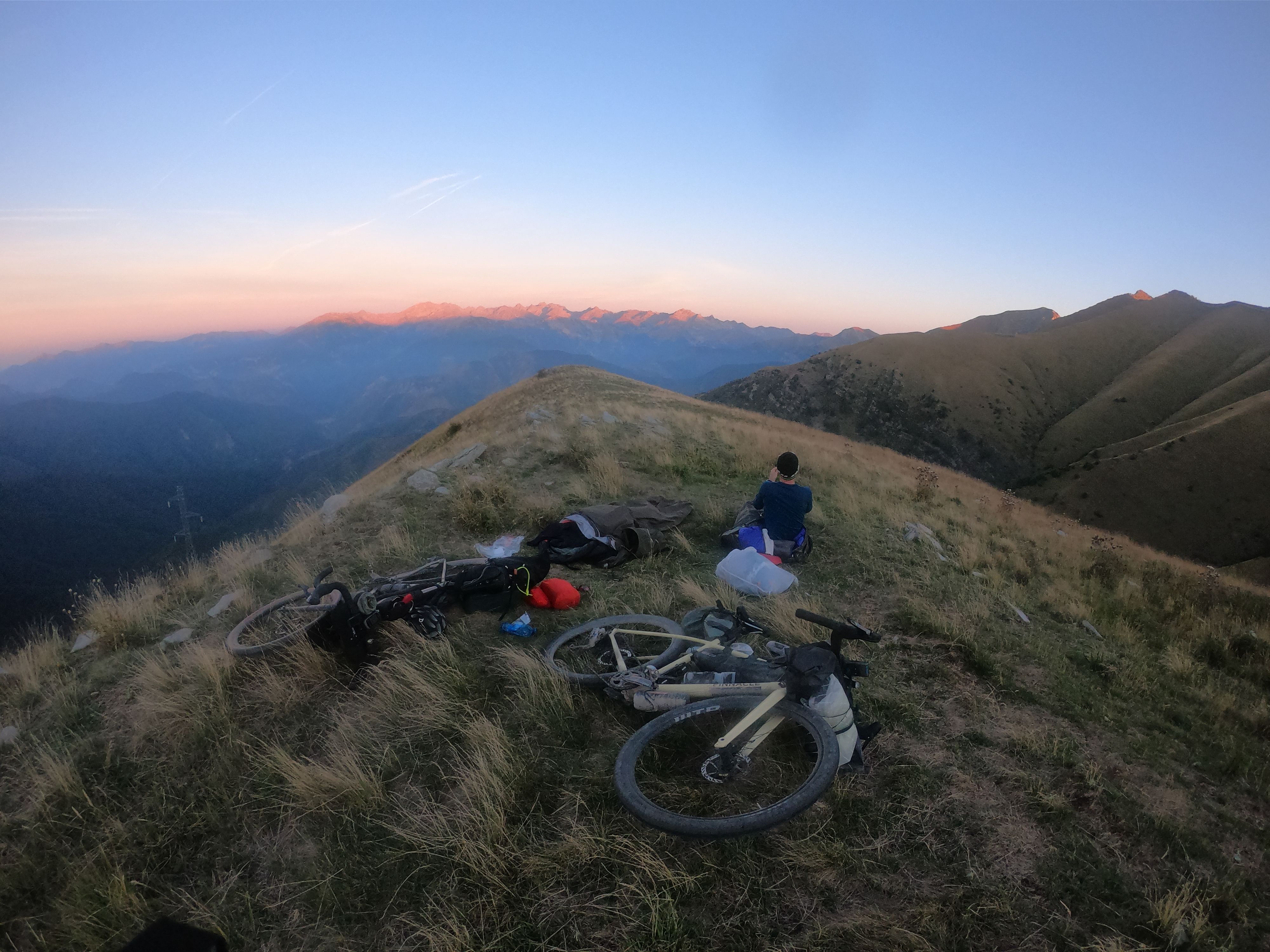 Spanje na grebenu, približno 2.000 metrov nad morjem