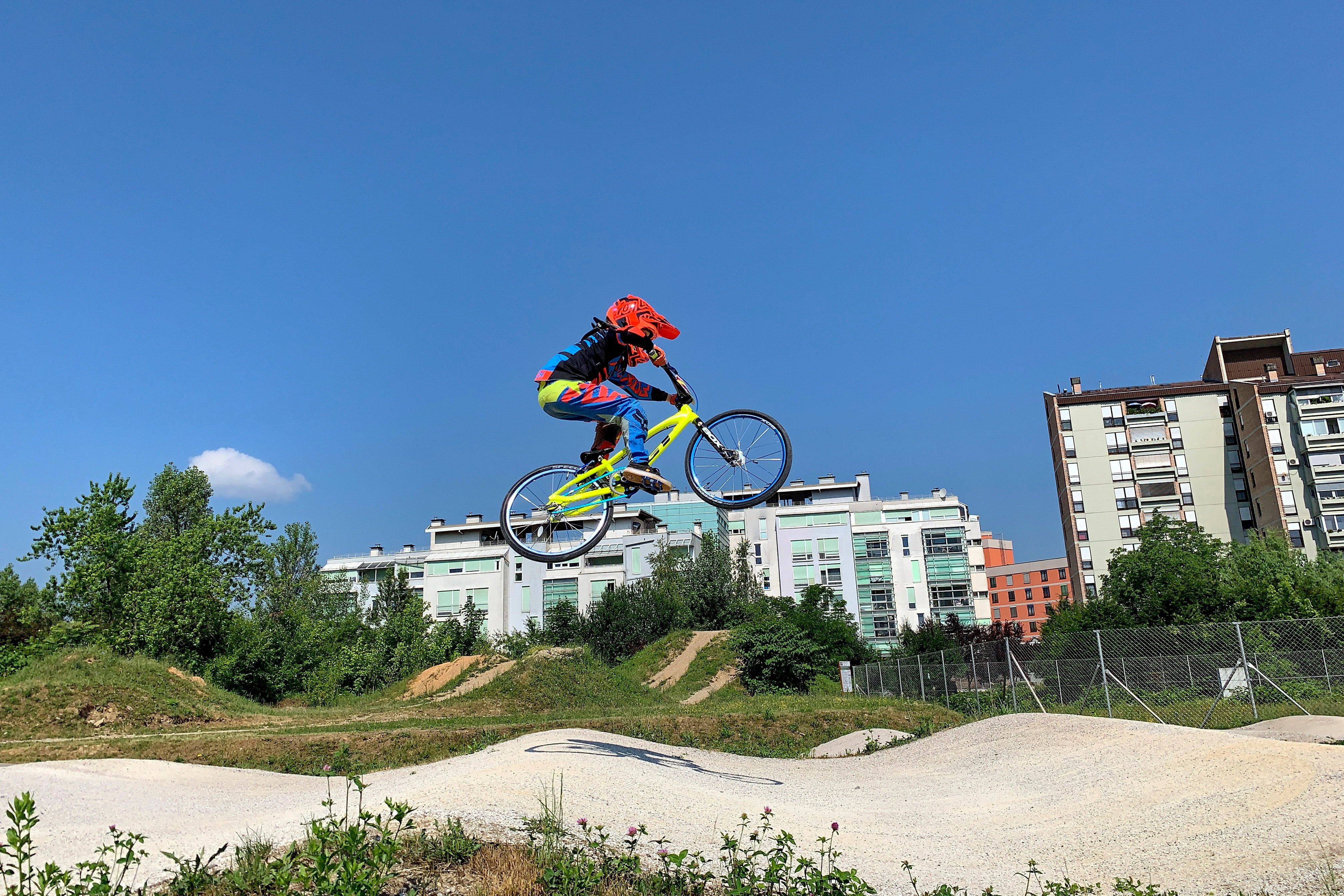 Skok čez triple na BMX Parku Ljubljana. Pozor, s flat pedali!