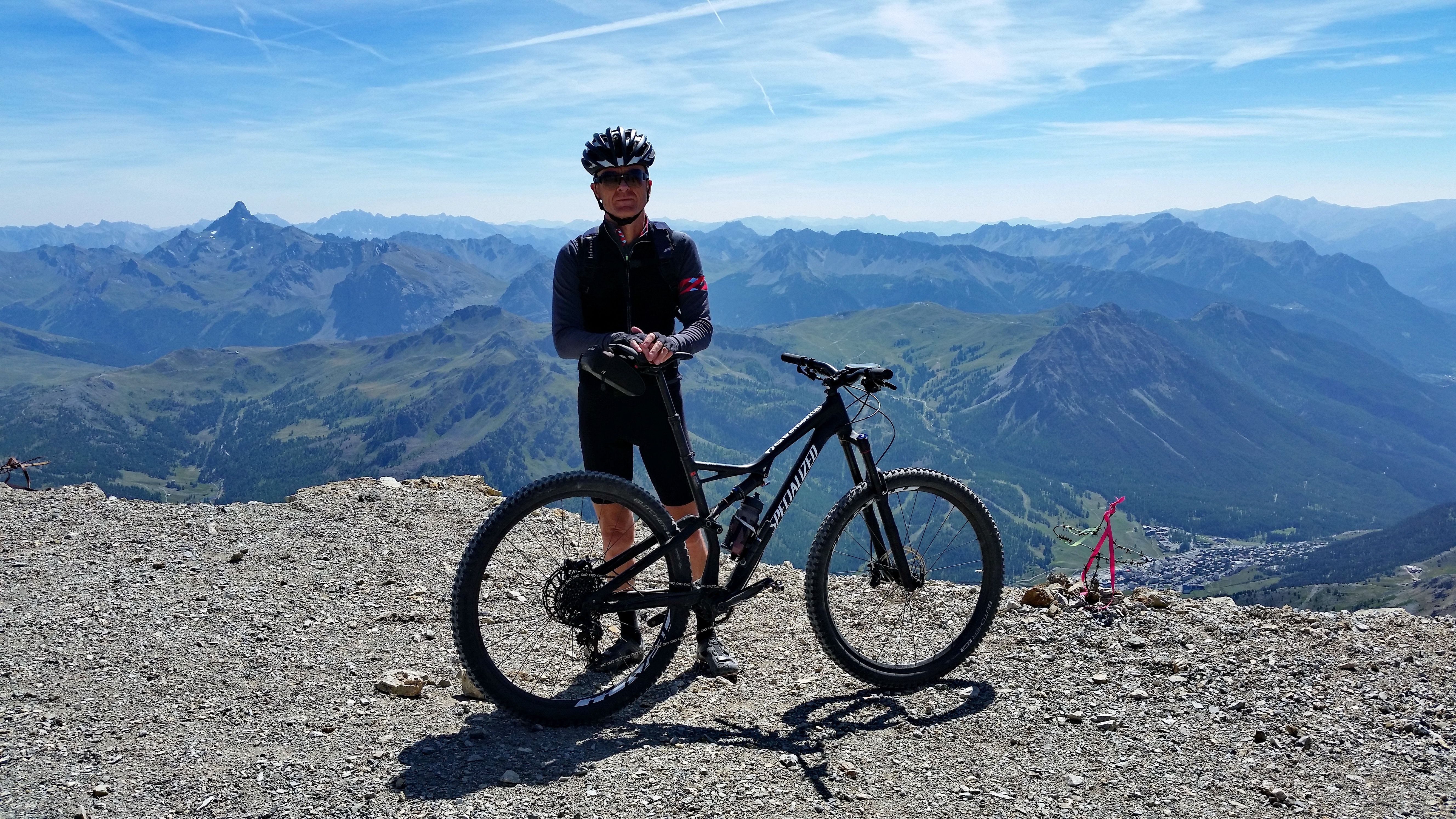 Chaberton je visok 3.131 metrov, posejan je z vojaškimi objekti.