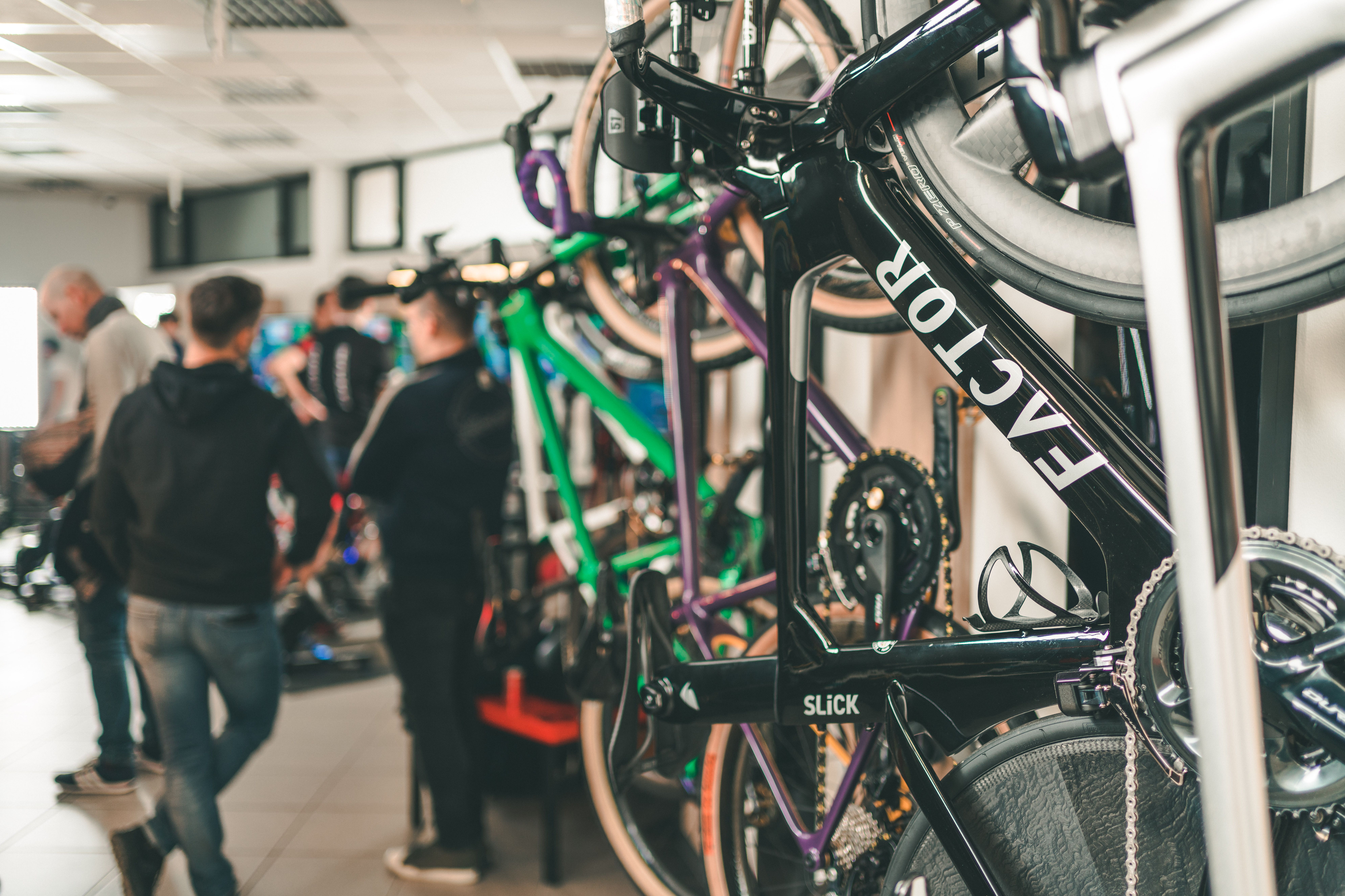 Kolesarski butik VS Bike je poln predmetov poželenja.
