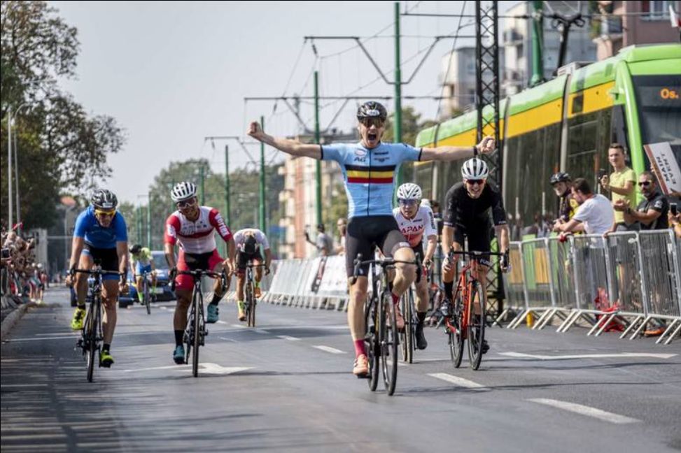 UCI Gran Fondo svetovno prvenstvo 2019 (Andrea Chiminello na levi v modrem)